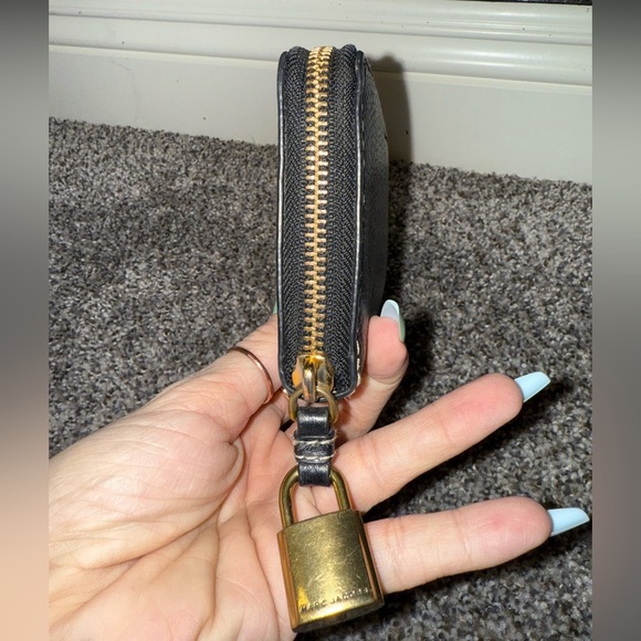 Marc Jacobs black leather zip around walker with lock - Picture 6 of 12